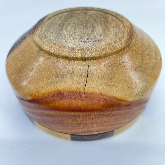 vintage handcrafted wood bowl with contrasting light & dark wood pattern signed - Picture 8 of 8